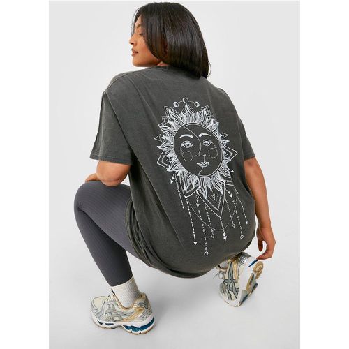Camiseta Plus Oversize Sobreteñida Con Estampado Celestial En La Espalda - boohoo - Modalova