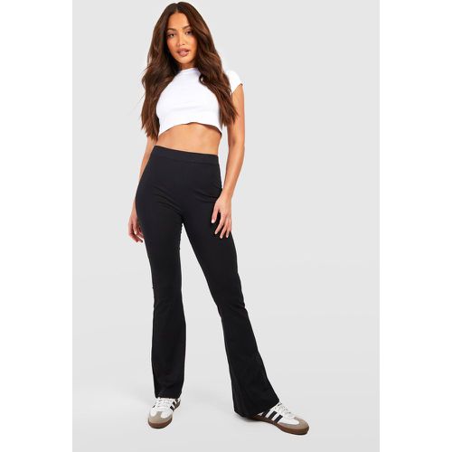 Pantaloni a zampa Tall Basic Skinny Fit in Stretch - boohoo - Modalova