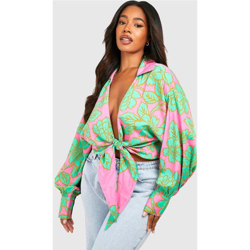 Camicia Plus Size a fiori con laccetti frontali - boohoo - Modalova