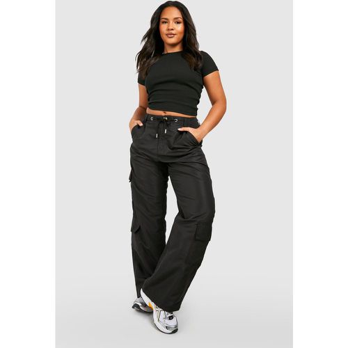 Pantalón Plus De Pernera Recta Y Tela Shell Con Bolsillos Cargo - boohoo - Modalova