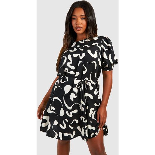 Vestito Skater Plus Size in fantasia astratta con maniche a sbuffo - boohoo - Modalova