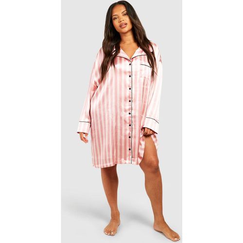 Camicia da notte pigiama Plus Size a righe verticali con scritta Candy - boohoo - Modalova
