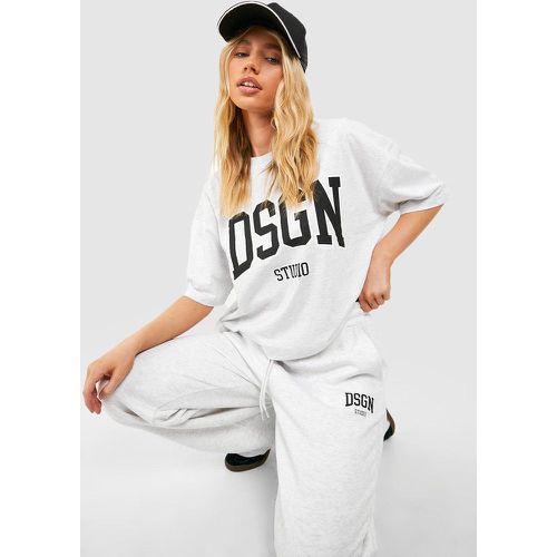Set T-shirt & pantaloni tuta con slogan Dsgn Studio Collegiate - boohoo - Modalova