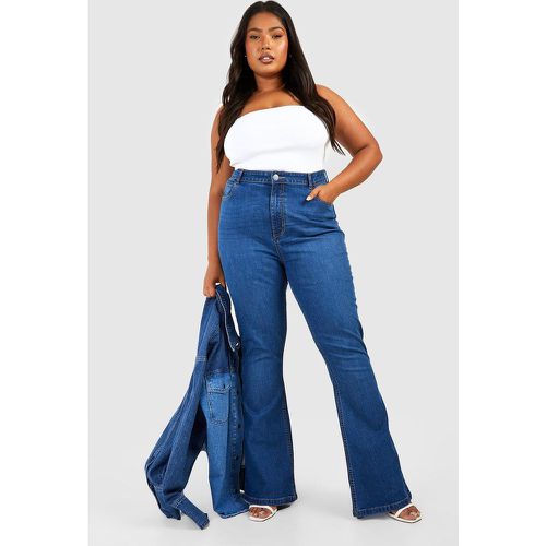 Jeans a zampa Plus Size in Stretch modellanti sul retro - boohoo - Modalova