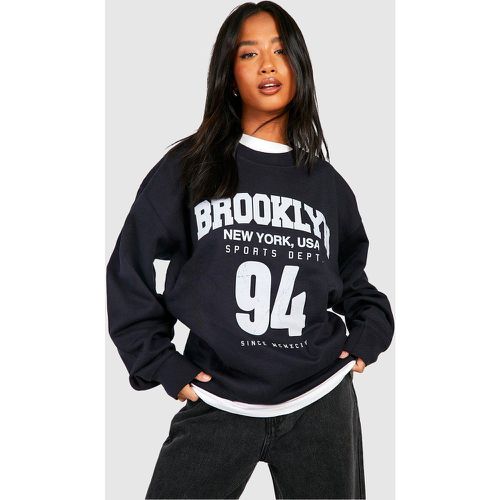 Felpa Petite oversize stile Varsity con stampa di slogan Brooklyn - boohoo - Modalova