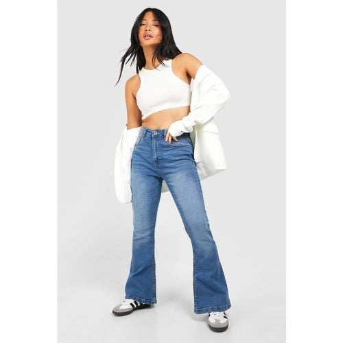 Jeans a zampa Petite Basics - boohoo - Modalova
