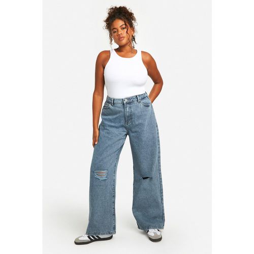 Jeans Plus Size Basics in taglio maschile con strappi sul ginocchio - boohoo - Modalova