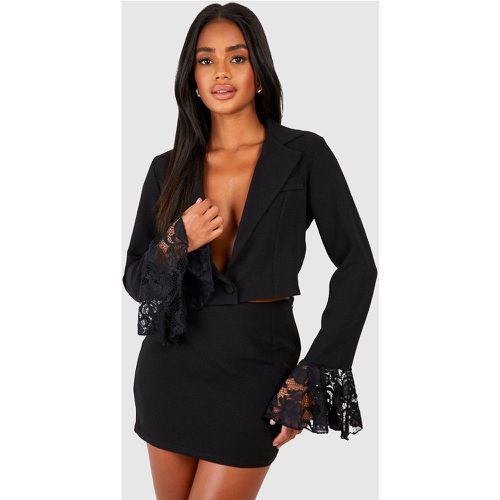 Blazer corto con maniche svasate in pizzo & minigonna ridotta - boohoo - Modalova