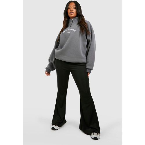 Pantaloni a zampa Plus Size Basic a coste - boohoo - Modalova