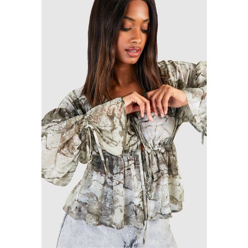 Blusa in chiffon marmorizzato con laccetti frontali - boohoo - Modalova