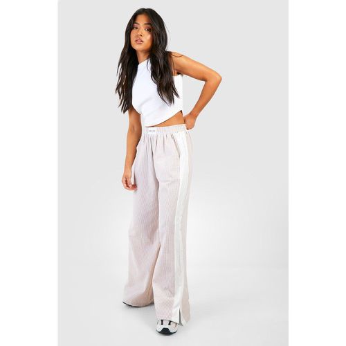 Pantaloni Petite Dsgn Studio a righe con trama in rilievo - boohoo - Modalova