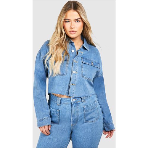 Camicia in denim Plus Size corta con fondo curvo sul retro - boohoo - Modalova