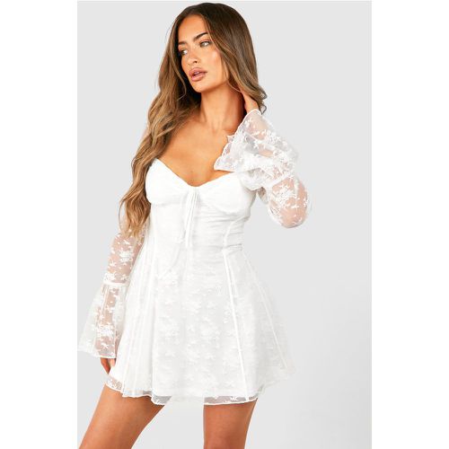 Miniabito Baby Doll in pizzo con maniche svasate - boohoo - Modalova