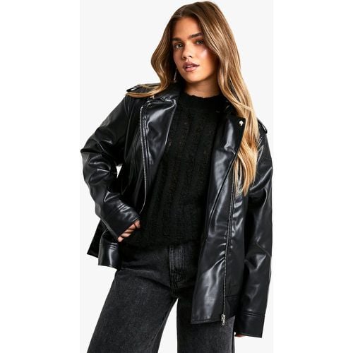 Giacca stile Biker Petite oversize in pelle sintetica - boohoo - Modalova