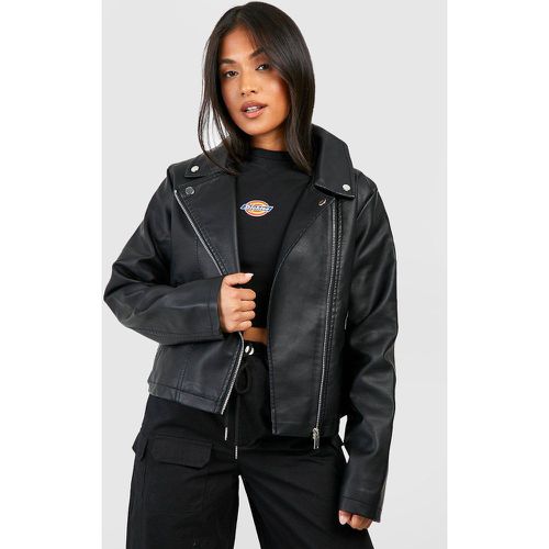 Giacca stile Biker Petite in pelle sintetica - boohoo - Modalova