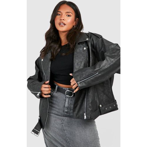 Giacca da Biker Plus Size oversize in PU in lavaggio vintage - boohoo - Modalova