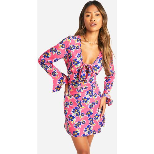 Vestito grembiule a fiori con laccetti frontali - boohoo - Modalova