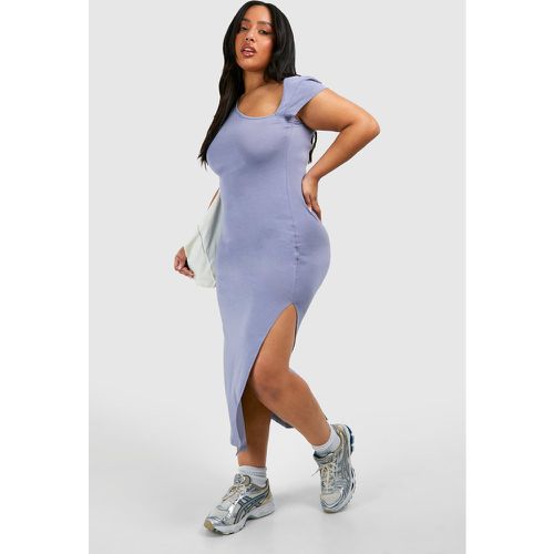 Vestito longuette Plus Size asimmetrico con ruches e maniche ad aletta - boohoo - Modalova