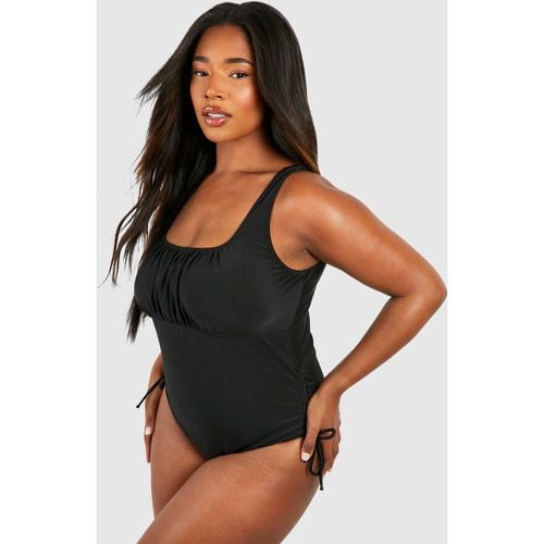 Costume intero Plus Size con ruches frontali e laccetti laterali - boohoo - Modalova