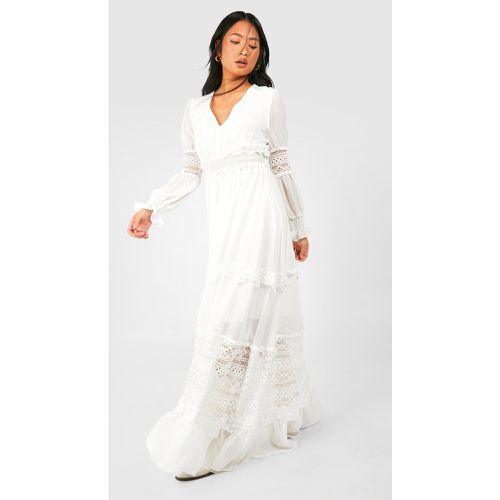 Vestito maxi Petite Boho con dettagli in pizzo e balze - boohoo - Modalova