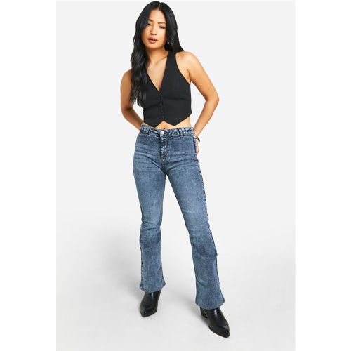 Petite Butt Shaper High Rise Skinny Flared Jeans - boohoo - Modalova