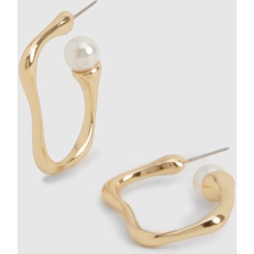 Abstract Pearl Detail Hoop Earrings - boohoo - Modalova