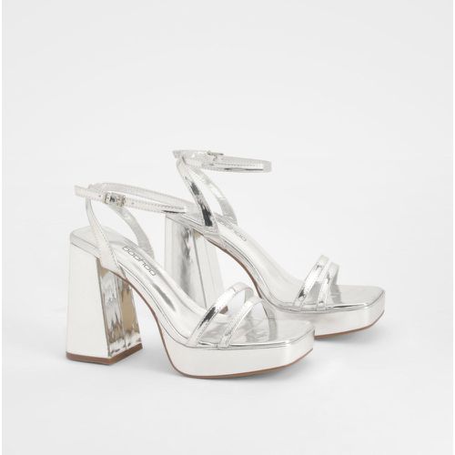 Tacones De Charol Con Plataforma Y Tiras - boohoo - Modalova