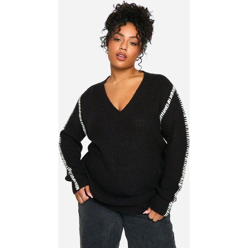 Maglione lungo Plus Size Premium con scollo a V e finiture a contrasto - boohoo - Modalova