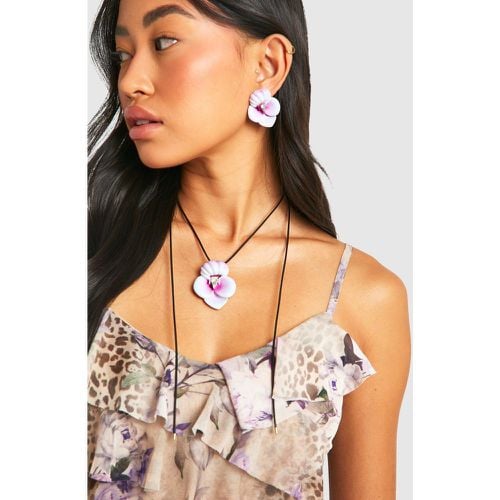Collana Fashion Statement con pendente a forma di orchidea - boohoo - Modalova