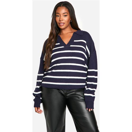 Maglione Plus Size a righe con colletto - boohoo - Modalova