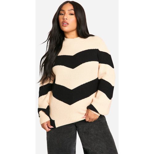 Maglione Plus Size a collo alto con righe chevron - boohoo - Modalova