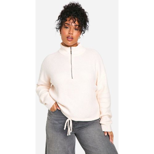 Maglione Plus Size con laccetti, zip e collo a imbuto - boohoo - Modalova