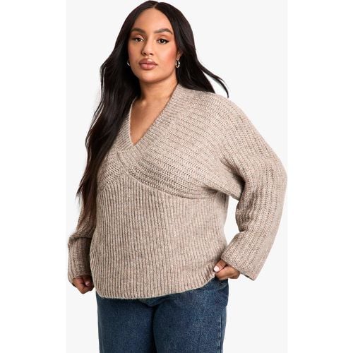 Maglione Plus Size a coste spesse con maniche ampie e scollo a V - boohoo - Modalova