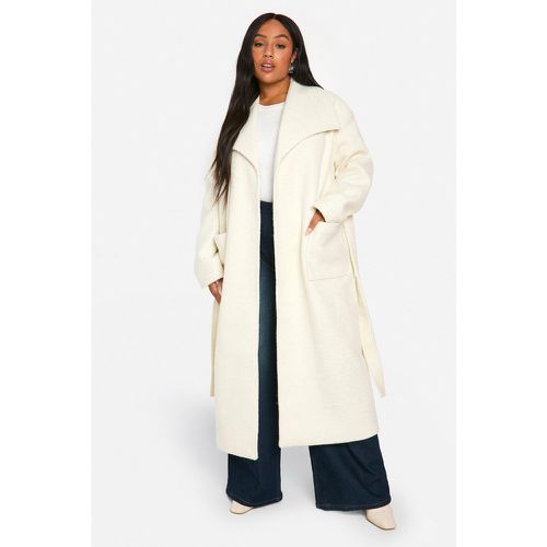 Cappotto Plus Size spazzolato con colletto sciallato e cintura - boohoo - Modalova