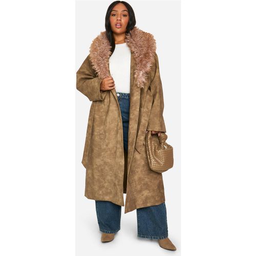 Cappotto Trench Plus Size in pelle sintetica effetto vintage con colletto in pelliccia sintetica - boohoo - Modalova