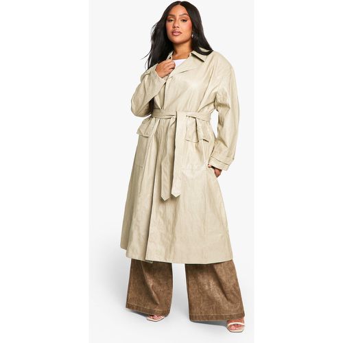 Cappotto Trench Plus Size in pelle sintetica effetto vintage - boohoo - Modalova