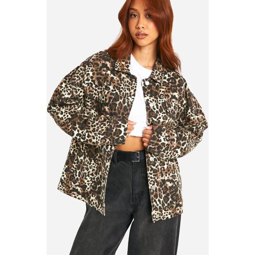 Giacca in denim con stampa leopardata - boohoo - Modalova