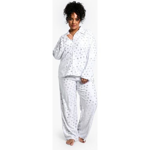 Set pigiama Plus Size in fleece metallizzata con fiocchi di neve - boohoo - Modalova