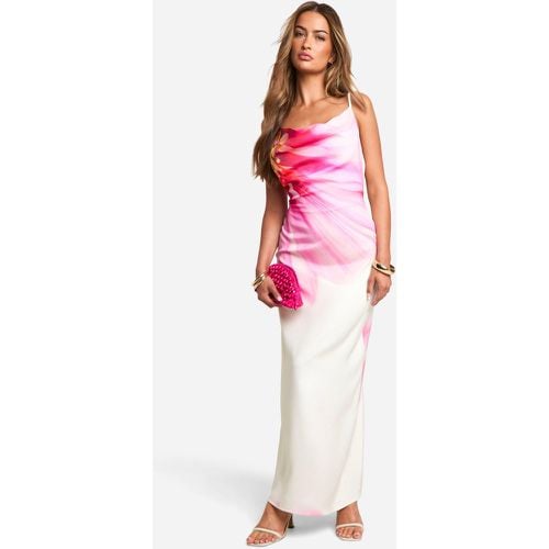 Vestito maxi pull-on in raso a fiori con scollo a cappuccio - boohoo - Modalova