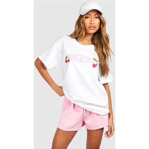 T-shirt oversize in cotone con stampa Cherry Design Studio sul petto - boohoo - Modalova