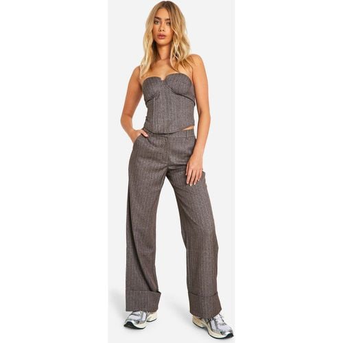 Pantaloni a gamba ampia Premium a righe verticali con risvolti sui polsini - boohoo - Modalova