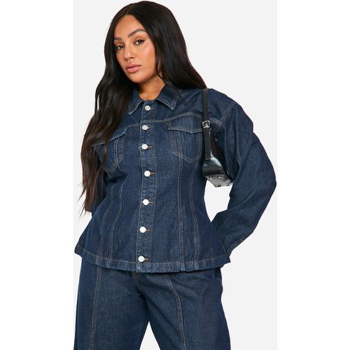 Giacca in denim Plus Size in denim indaco grezzo con cuciture a contrasto in vita e coulisse - boohoo - Modalova