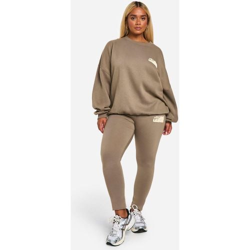 Tuta sportiva Plus Size con stampa a caratteri arrotondati sul retro e legging - boohoo - Modalova