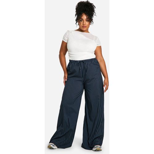 Pantaloni morbidi Plus Size a gamba ampia a righe intessute - boohoo - Modalova