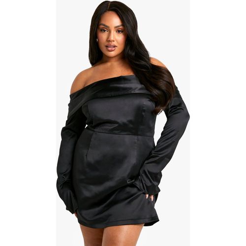 Vestito Plus Size in raso con spalle scoperte - boohoo - Modalova