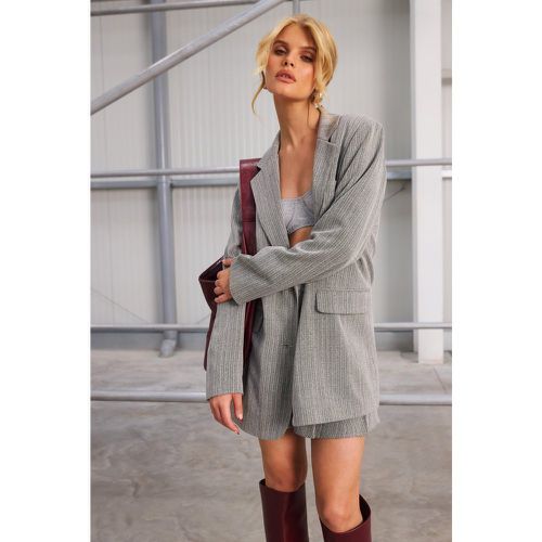 Blazer lungo Premium rilassato a righe verticali con trama - boohoo - Modalova