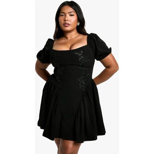 Vestito grembiule Plus Size con maniche a sbuffo - boohoo - Modalova