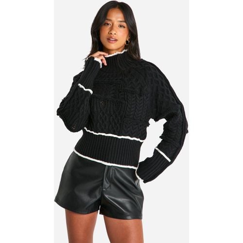 Maglione Petite a collo alto in maglia intrecciata con dettagli a contrasto - boohoo - Modalova