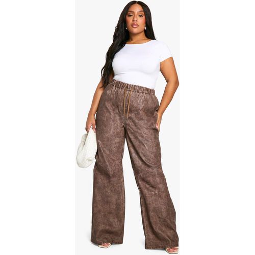 Pantaloni Plus Size in PU extra comodi in lavaggio vintage - boohoo - Modalova