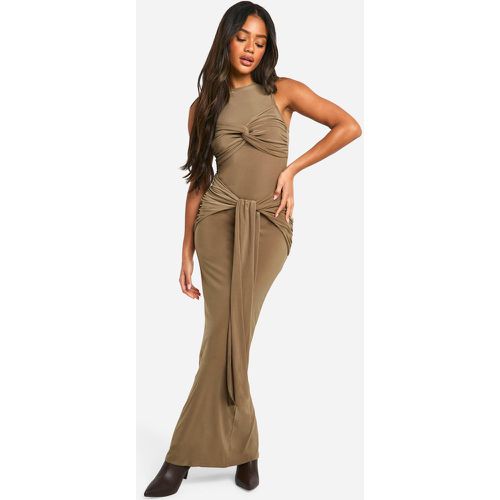 Vestito maxi con ruches, dettagli attorcigliati e scollo a vogatore - boohoo - Modalova